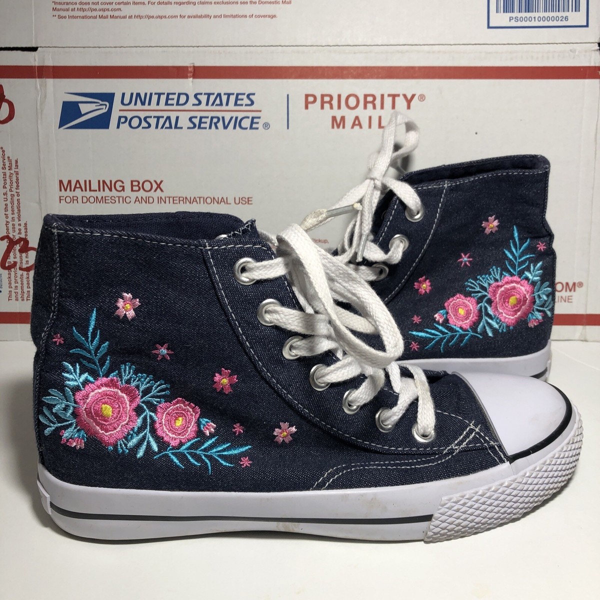 Women's Hightop Airwalk 7.5 Denim Embroidered Lace Up Sneakers