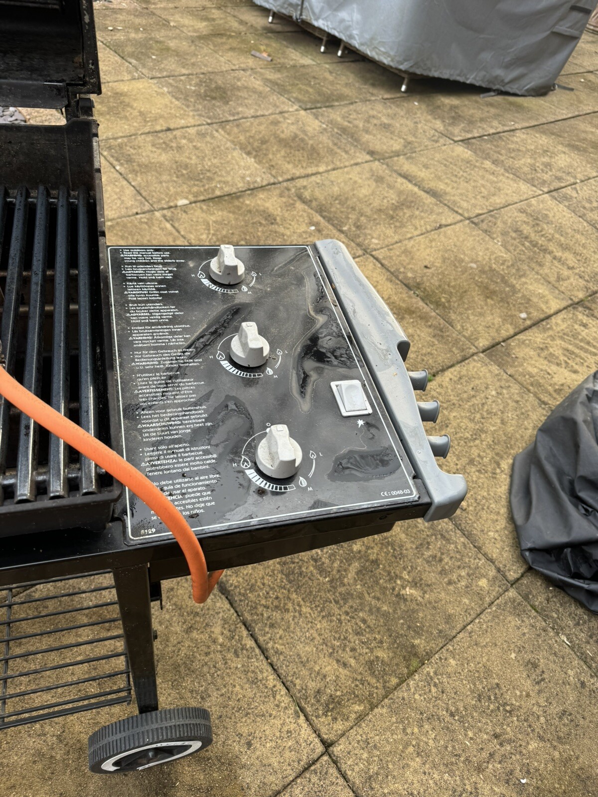 WEBER GAS BBQ BARBECUE GRILL WHEELED / 3/4 full calor gas canister