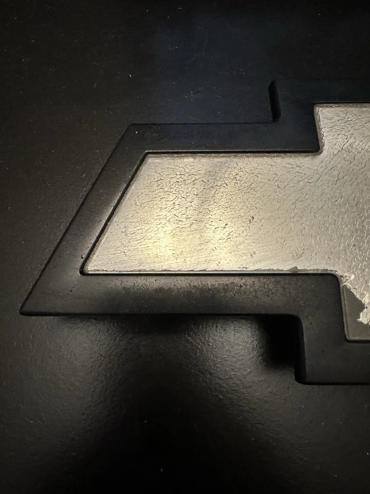 03-25 Chevy Express Van 1500 2500 3500 Emblema Rejilla Dorada OEM 25727580 Desteñido Foto 4 de 4