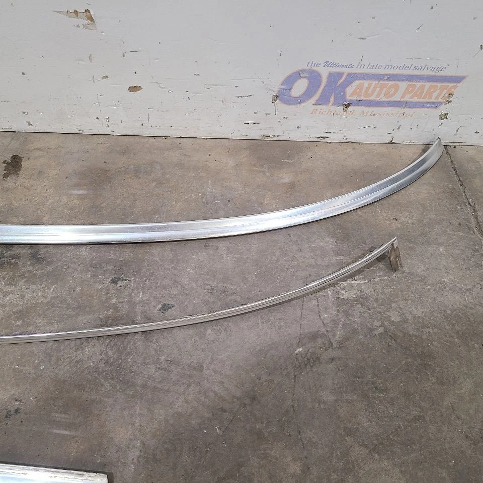 89 1989 MERCEDES BENZ 560SL EXTERIOR WINDSHIELD MOULDINGS  Foto 3 de 4