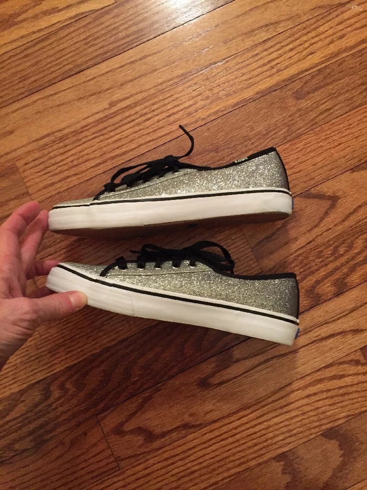 Zapatillas Tenis Keds Plateadas y Negras Niñas Talla 3 M Usado en Excelente Condición Foto 4 de 4