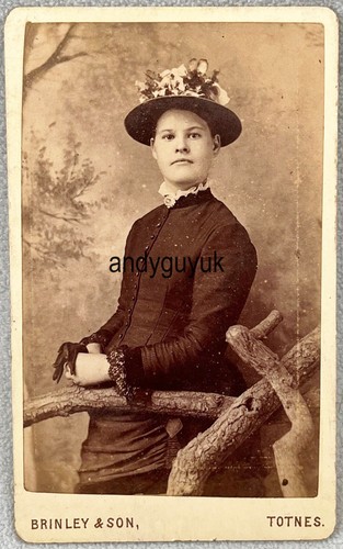 CDV LADY HUT MOTORHAUBE BRINLEY TOTNES ZAUN STUDIO PROP BROSCHE ANSTECKNADEL ANTIK FOTO