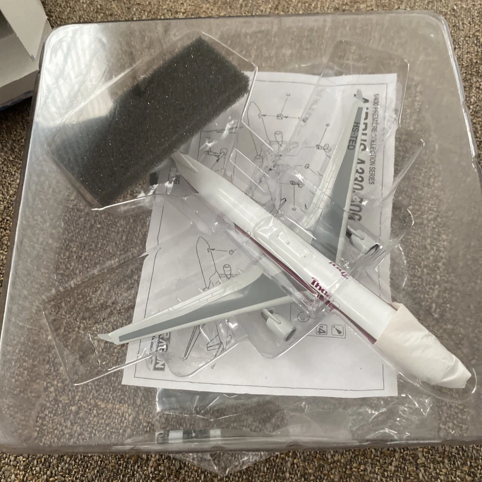 A330-300 Model Airplane 1:400 Thai Airlines 1998 Dragon Wing Premiere Collection - Image 4 of 4