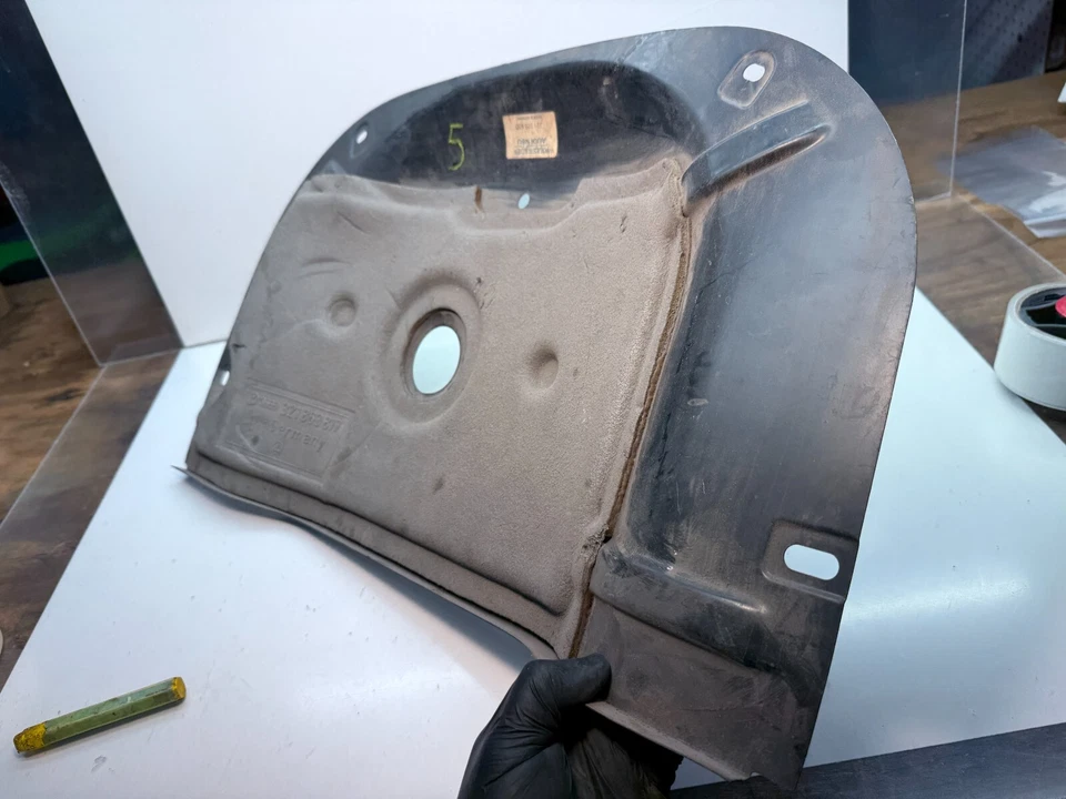 Caja de cambios Audi 80 90 Avant 1984 fabricante de equipos originales escudo térmico aislamiento acústico 321863817 C7-5 Foto 3 de 4