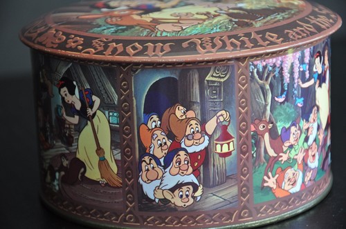 Vintage Empty Metal Candy Tin Disney Snow White And The Seven Dwarfs ~ England - Picture 9 of 11