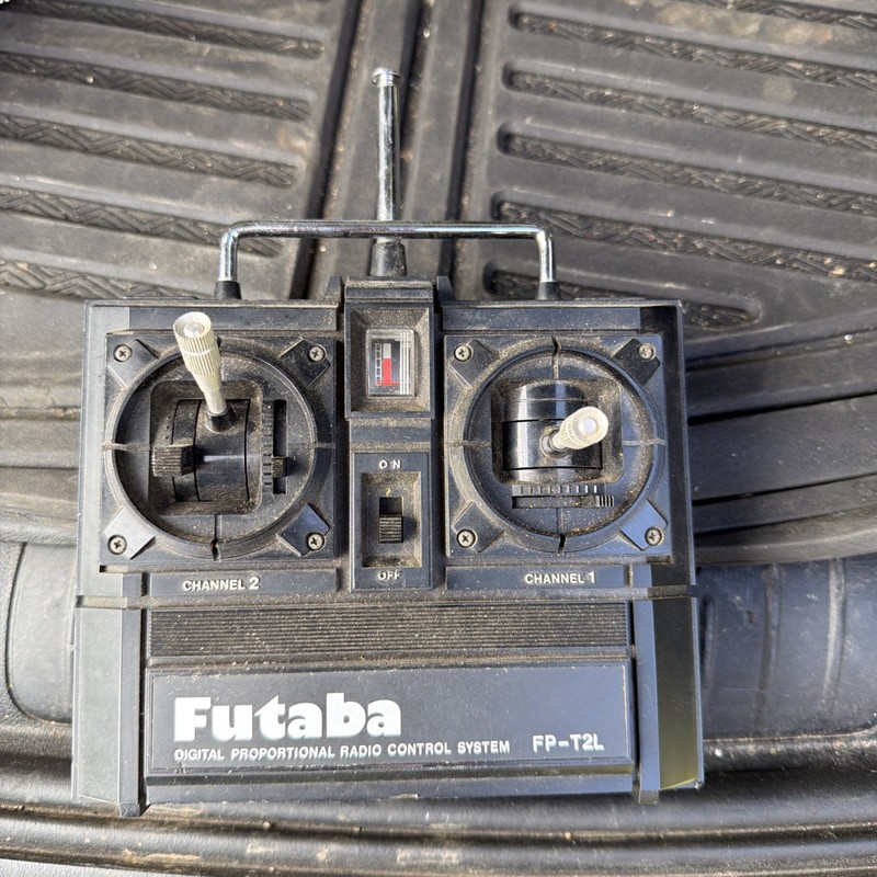 1x FUTABA FP-T2L Remote Digital Proportional Radio Control Systems