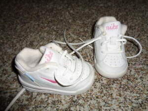 white nike baby shoes