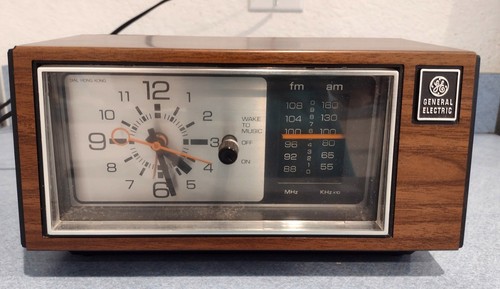 GE AM/FM Clock Radio Vintage Model 7-4550C Works