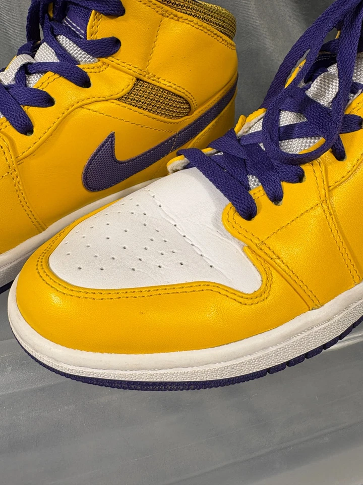Air Jordan 1 Mid Lakers tamanho 8 masculino amarelo/roxo 2013 554724-708 autenticado - Imagem 4 de 4