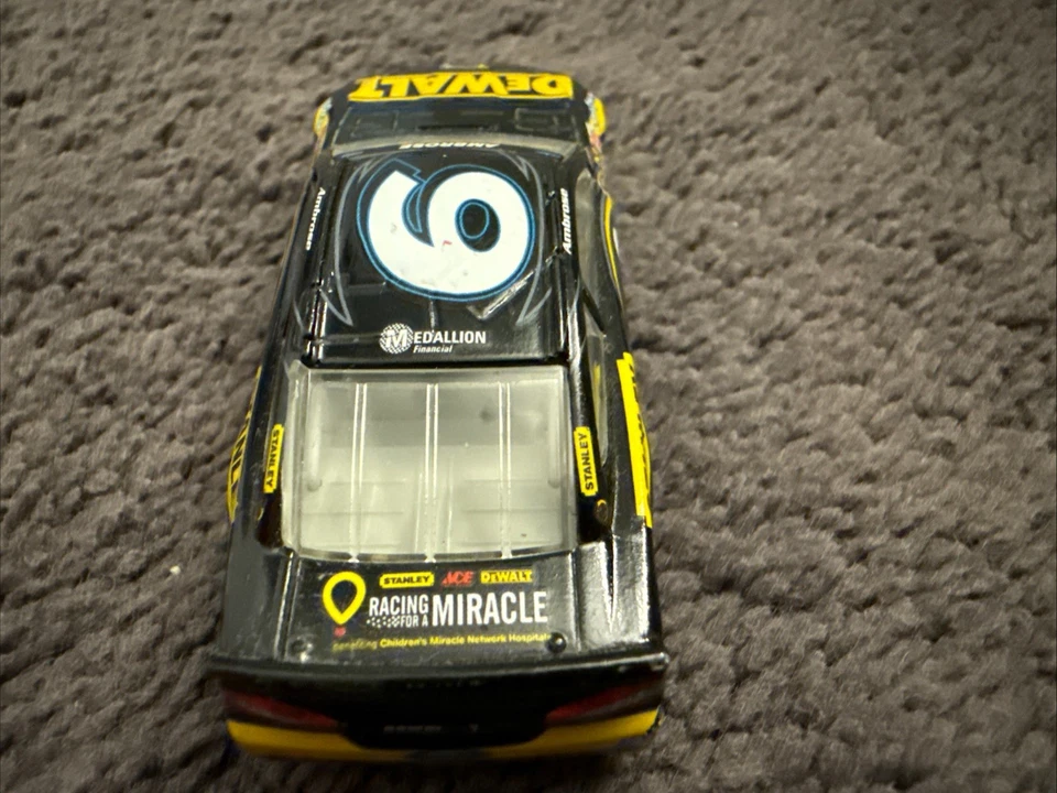 1/64 动作赛车 Marcos Ambrose 2013 DEWALT 儿童奇迹网络散装 — 第 4/4 张图片