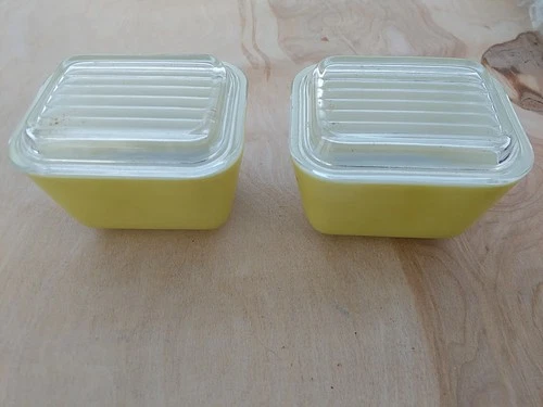 Pair Of Vintage PYREX 501-B Verde Yellow Refrigerator Dish 1-1/2 Cup & Lids
