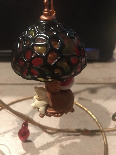 TREVCO/ENESCO LIKE CHRISTMAS ORNAMENT: SANTA READING BESIDE TIFFANY LAMP NEW - Picture 3 of 7