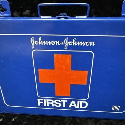Vtg Johnson & Johnson Metal First Aid Kit Wall Mount Box 8161 - 11
