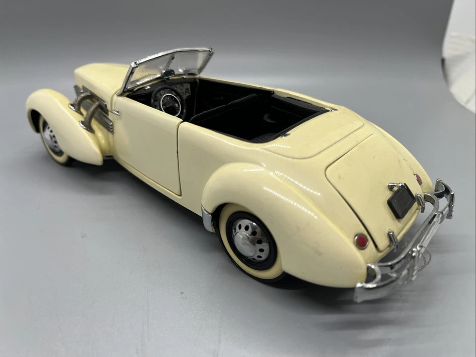 Franklin Mint 1937 Cord 812 Phaeton Coupe 1/24 Diecast Scale - Image 3 of 4