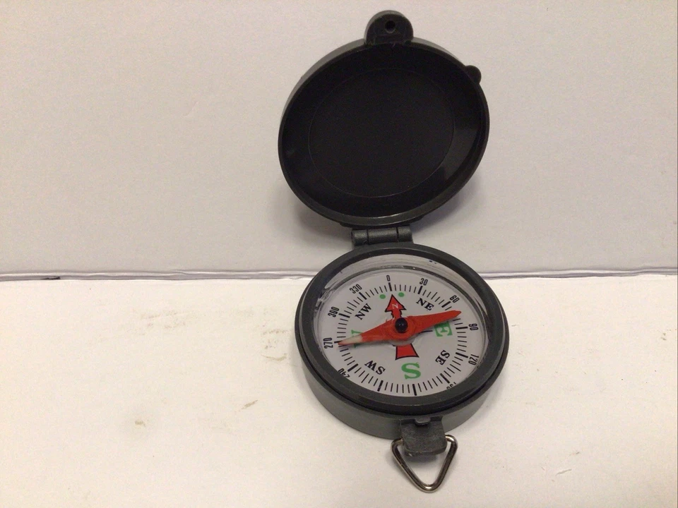 Brújula negra COLEMAN con grados, luz LED, cordón rojo, para senderismo y camping Foto 2 de 3