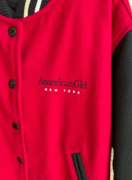 Chaqueta Universitaria American Girl New York Roja/Negro/Blanco Rayas Juvenil/Pequeña Foto 2 de 4