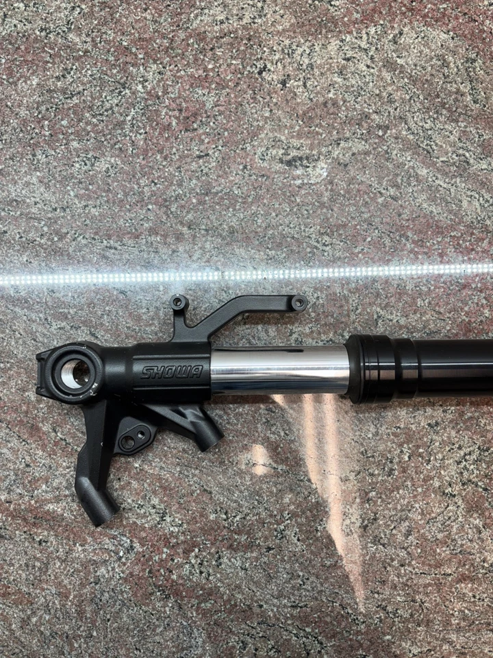 Suspensión horquilla delantera izquierda Kawasaki Ninja ZX-6R ZX636 2024-2025 OEM 44071-1598 Foto 2 de 4