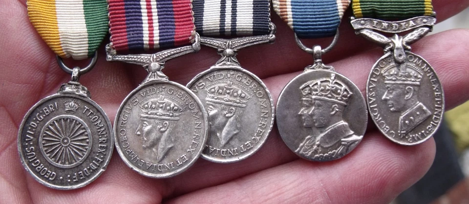 PERIOD MINIATURE WW2 MEDAL GROUP, INDIA WAR MEDAL TERRITORIAL & INDEPENDENCE ETC - Image 2 of 4