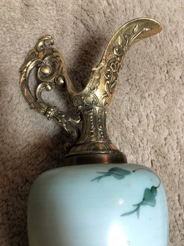 ANTIGUA URNA EWER VINTAGE MUEBLE PINTADO A MANO BASE DE PORCELANA FLORAL CON MONTAJE - Imagen 6 de 10