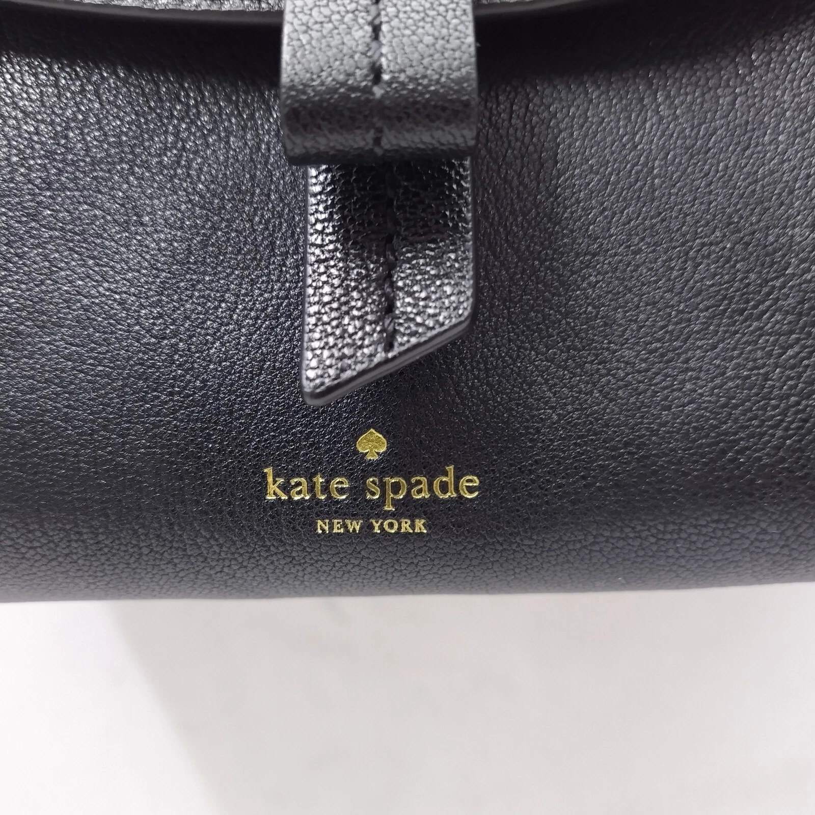 Borsa a tracolla Kate Spade New York in pelle nera con chiusura con patta