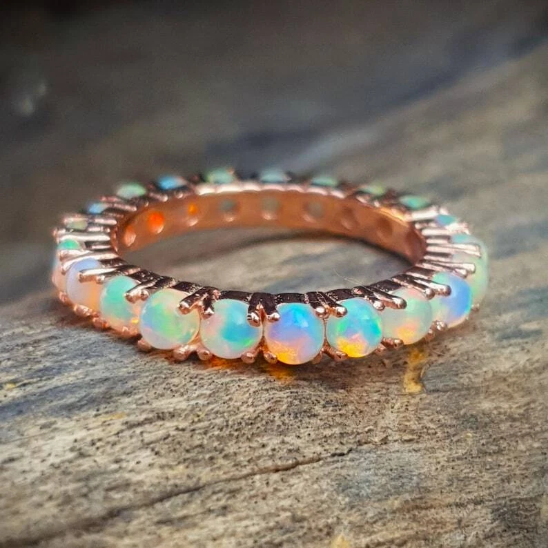 Anillo de eternidad de ópalo de fuego de 2,00-4,99 quilates enchapado en oro rosa de ley 925 Foto 2 de 4