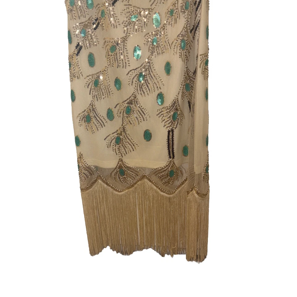 Vestido con solapa años 20 pequeño lentejuelas doradas y cuello de malla Foto 4 de 4