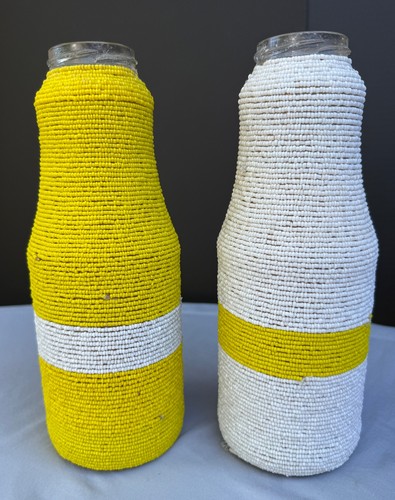 lot/2 pots/vases vintage art populaire africain jaune blanc rayé perles upcyclé verre - Photo 4/17