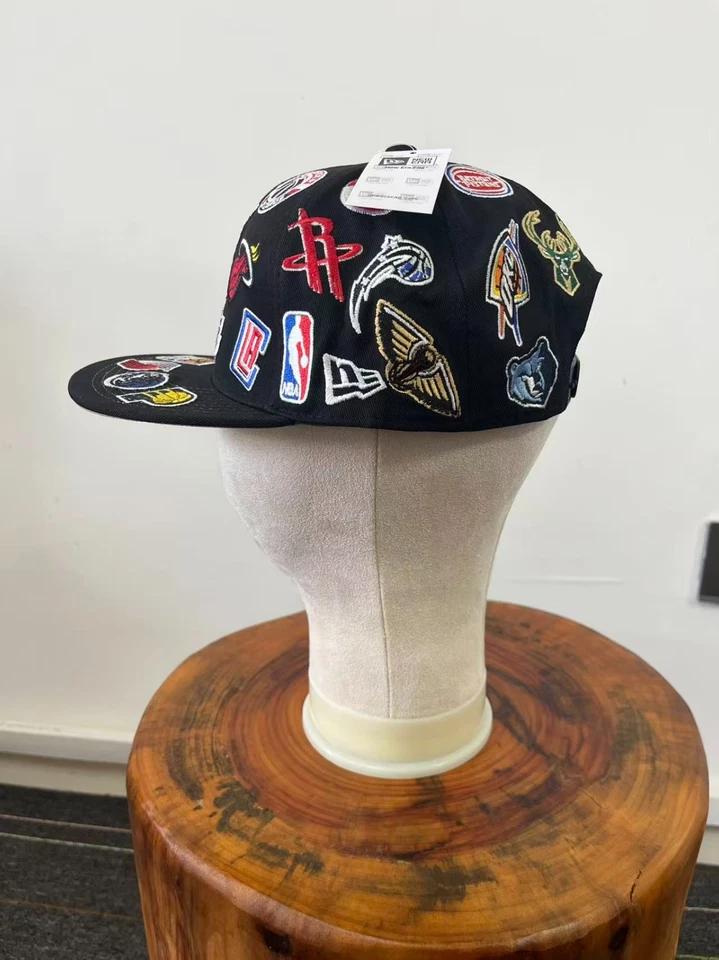 Sombrero ajustable de ala plana informal al aire libre bordado con logotipo de todos los equipos de la NBA Foto 3 de 4