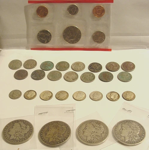 COIN LOT 4 SILVER MORGAN DOLLARS,8 ROSEVELT DIMES,14 INDIAN NICKELS,1 UNC SET