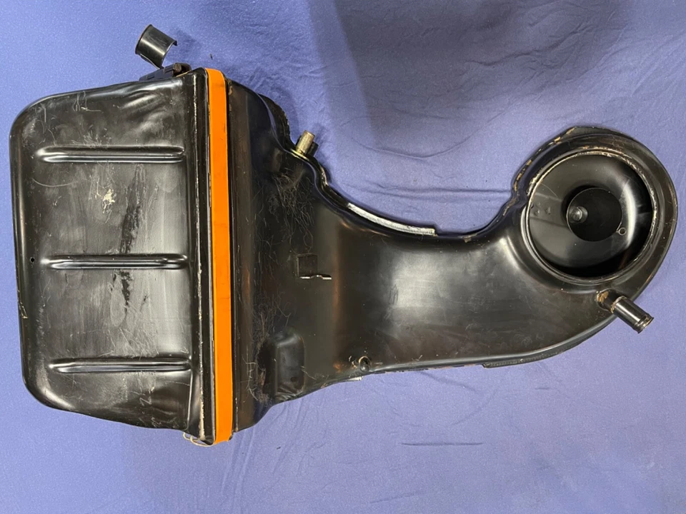 Carcasa purificador de aire Porsche 930 usada 930 110 020 01 Foto 2 de 4