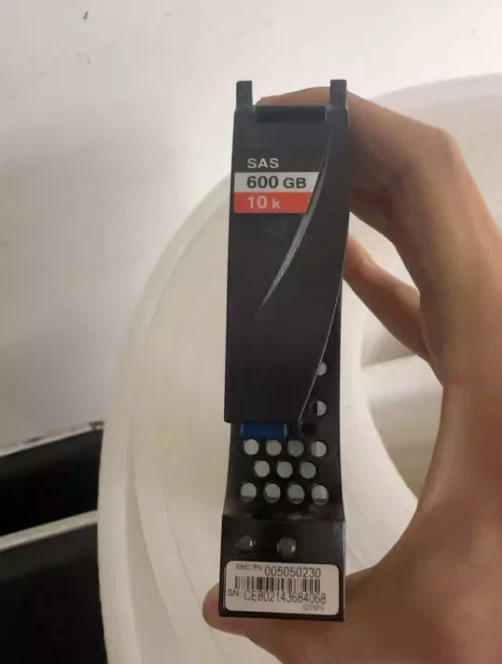 EMC VMAX 10K 20K 005050230 600GB SAS 2.5" to 3.5" HDD ENT Hard Disk Drive - Image 3 of 3