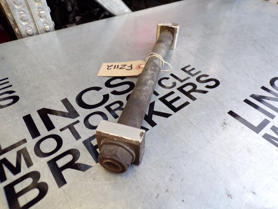 Eje del eje trasero de rueda trasera Yamaha FZ6 S2 FZ112 Foto 3 de 3