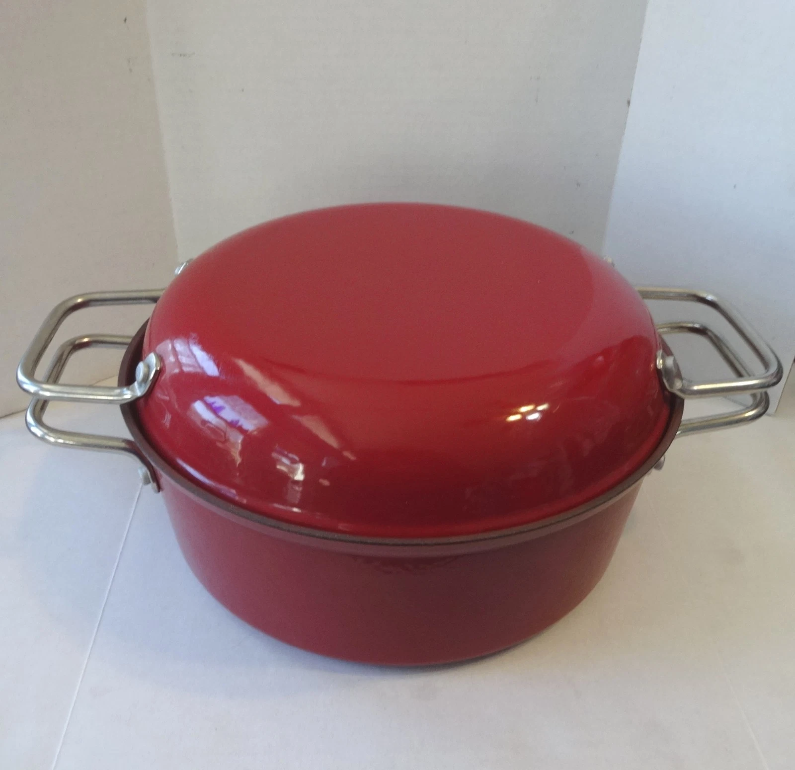 Cook's Essentials Dutch Oven 4 Qt, Red Enamel Over Cast Iron