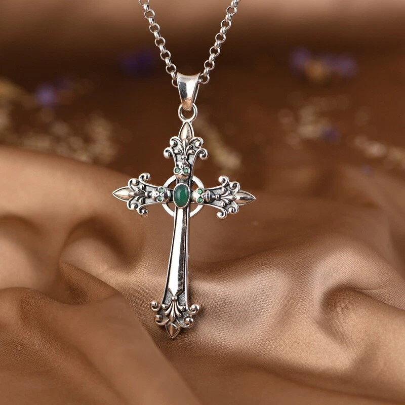 Colgante gótico de plata de ley S925 con acento de latón de ónix negro Foto 3 de 4