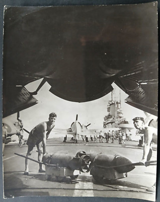 OFFIZIELLES FOTO des AVENGERFLUGZEUGS 2. WELTKRIEG BELADEN MIT 500 PFUND BOMBEN AUF SEE