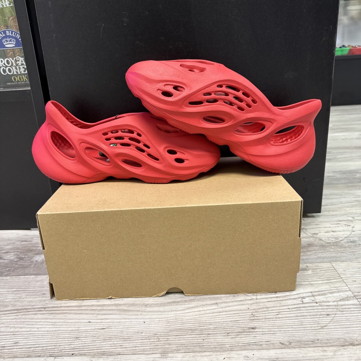 Adidas Yeezy Foam RNNR Vermillion Size 9 Never Worn Brand new Yeezy Foam RNNR “Vermillion” main image 3
