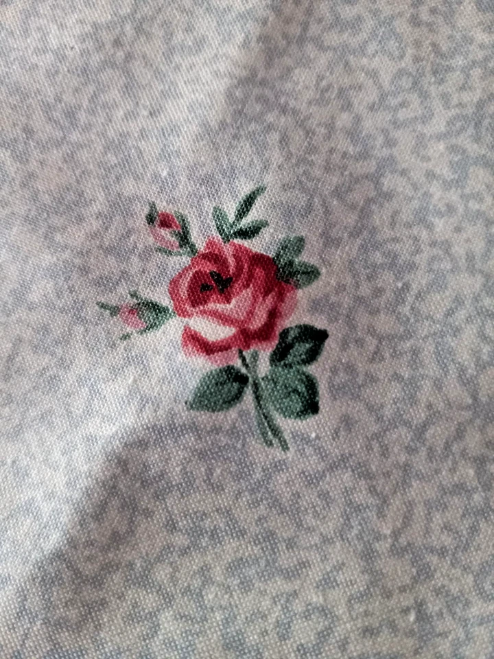 Tecido de algodão polido 38" x 50" Tea Party WAVERLY azul pálido com rosas vermelhas - Imagem 3 de 4