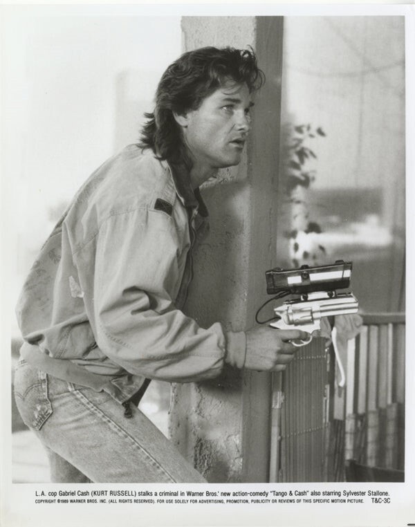 Kurt Russell Tango and Cash holding gun at criminal Original 8x10 Photo 1989