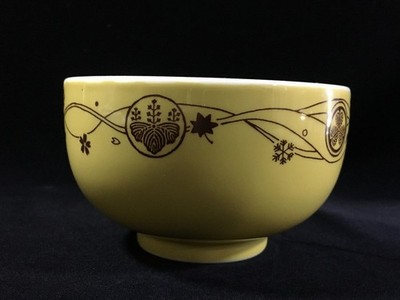 L1612 Vintage Japanese Porcelain Bowl Yellow Matcha Tea Cup Samurai Family Crest