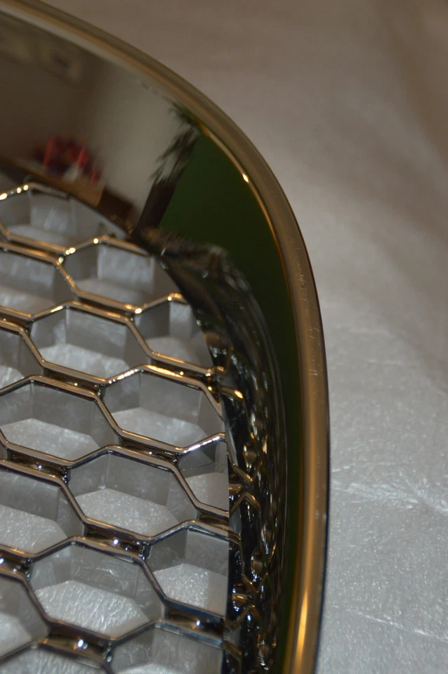 JAGUAR XF 260 2015-2020 Front Chrome Grill 20112491 6X63-018K28-A scratched - Image 4 of 4