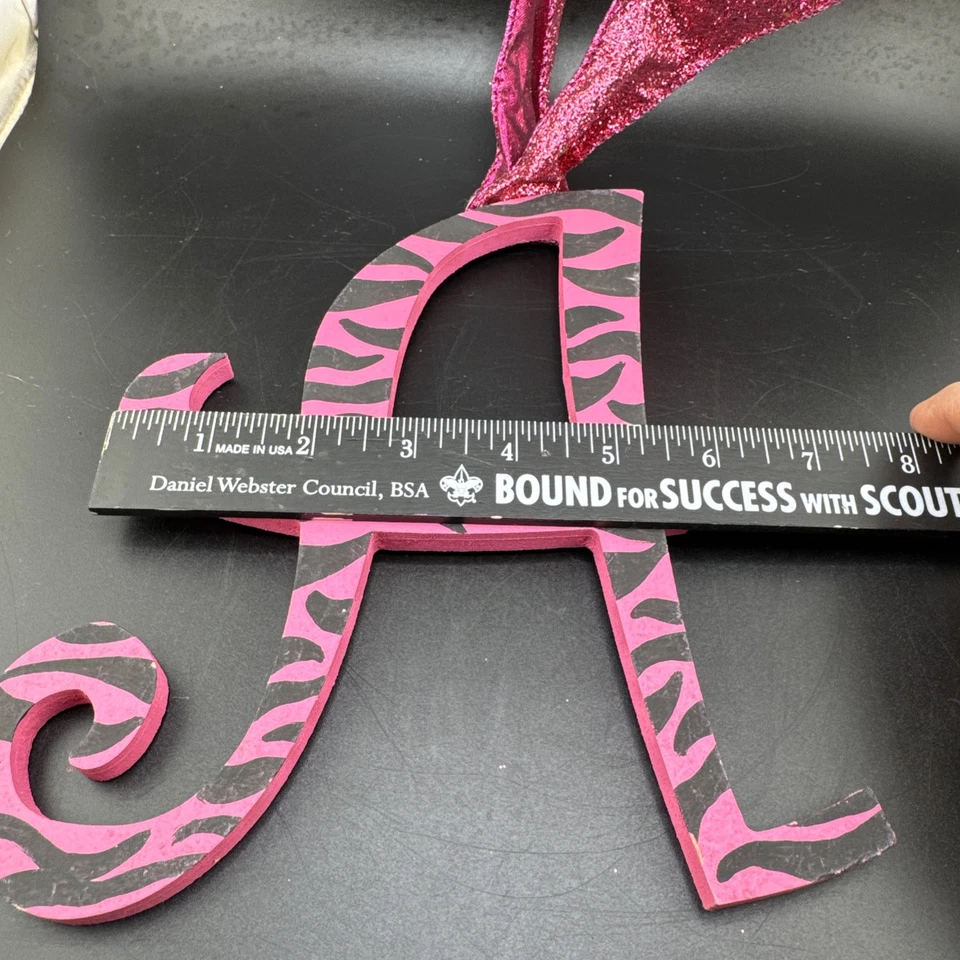 Listra de tigre rosa quente letra de madeira “A” 8 polegadas inicial decorativa de parede - Imagem 3 de 4