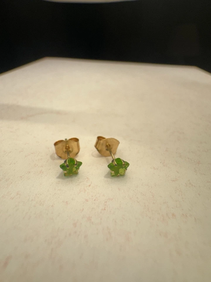 Pendientes de oro amarillo de 10k corte estrella piedras verdes peridoto Foto 2 de 4