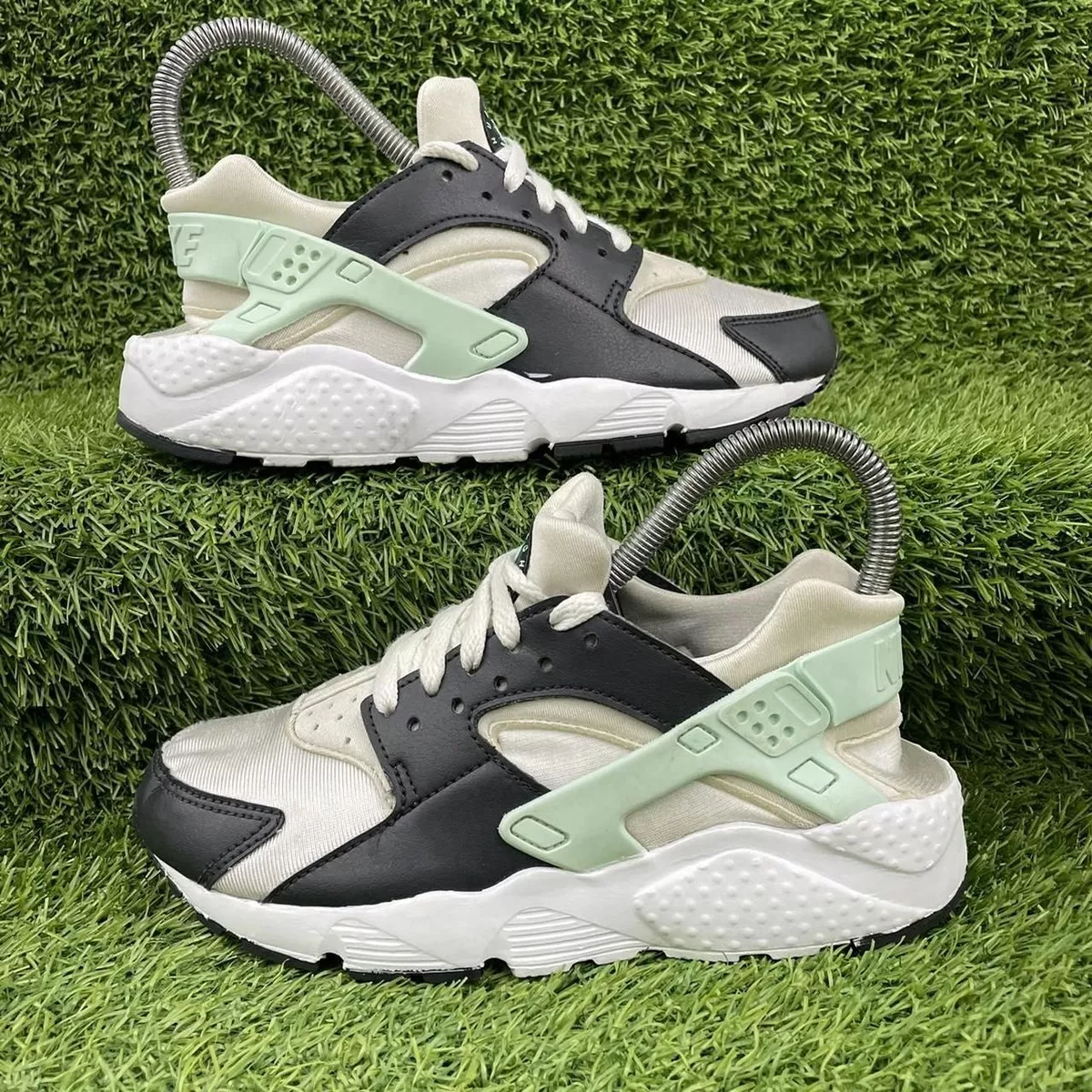 Green and shop white nike trainers