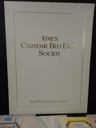 Annie's Calendar Bed Doll Society 1992 serie da collezione (12) modelli uncinetto - Foto 2 di 3