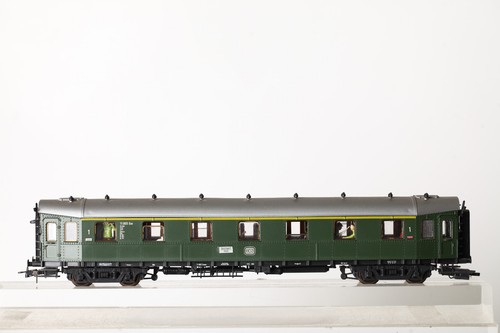 Roco H0 Abteilwagen 1.Kl. DB 11 003 mit Innenbeleucht. und Figuren (352337) | Condition: Gebraucht