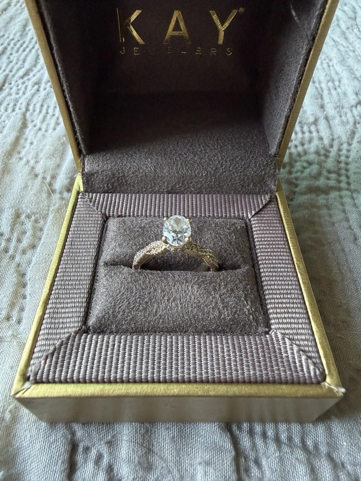 Золотое кольцо Neil Lane 14 карат с выращенным в лаборатории овальным бриллиантом 1-1/3 карата размер 7 - Изображение 3 из 4