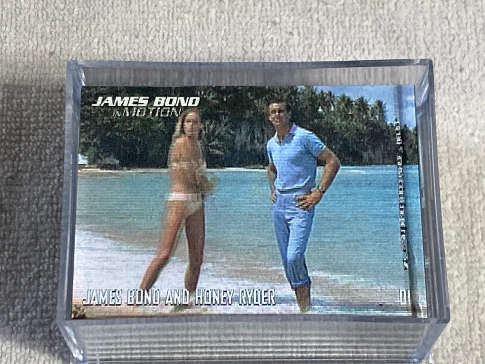 Rittenhouse James Bond 2008 base en movimiento 1-63 + Chase JB1-JB6 lenticular casi nuevo Foto 3 de 4