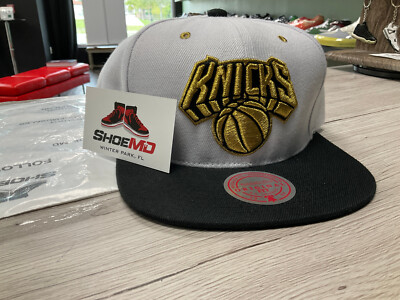 MITICHELL AND NESS SNAPBACK NEW YORK KNICKS GOLD WHITE HAT NEW