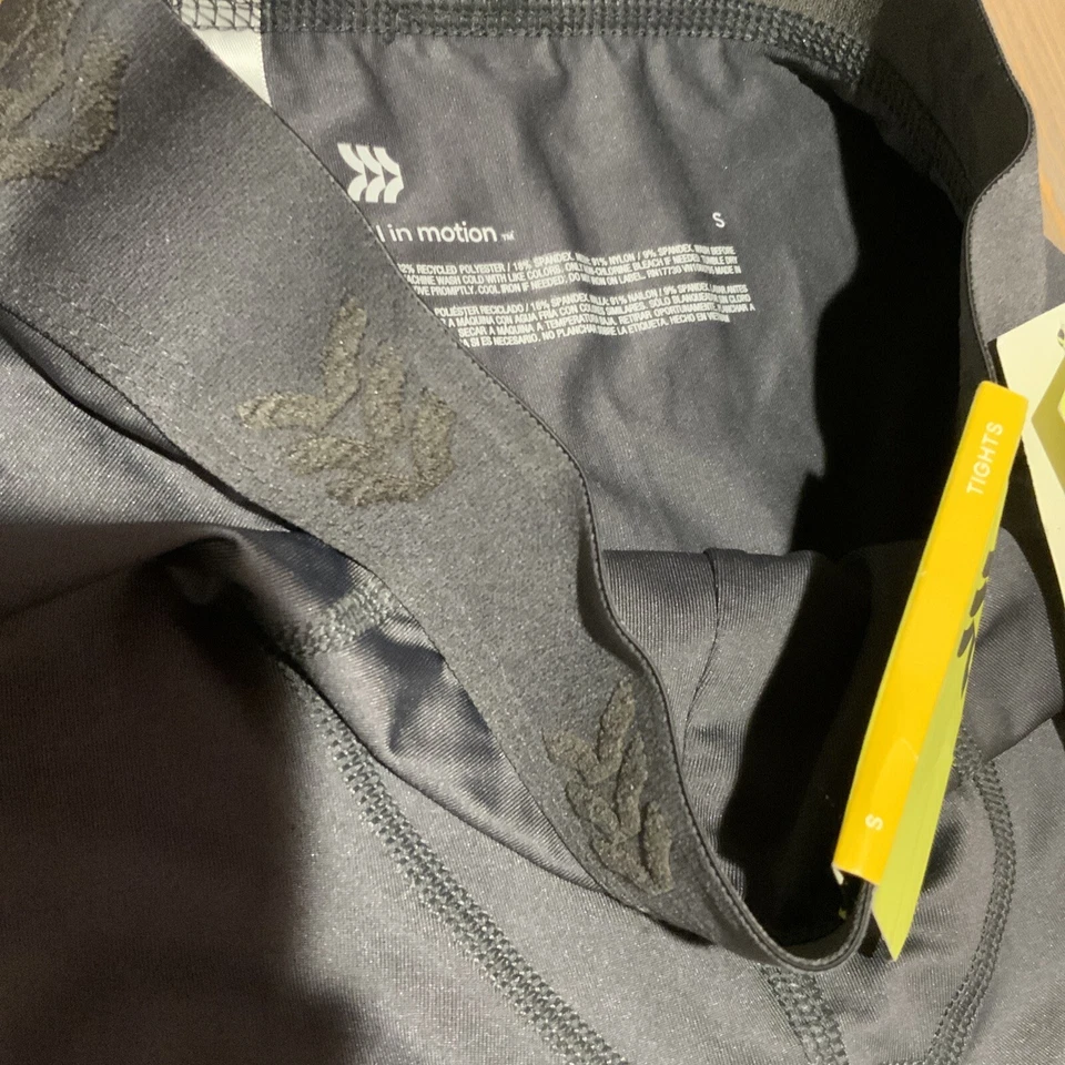 🍒 Boys' 3/4 Fitted Performance Tights All in Motion Gray Size Small - Image 3 of 3