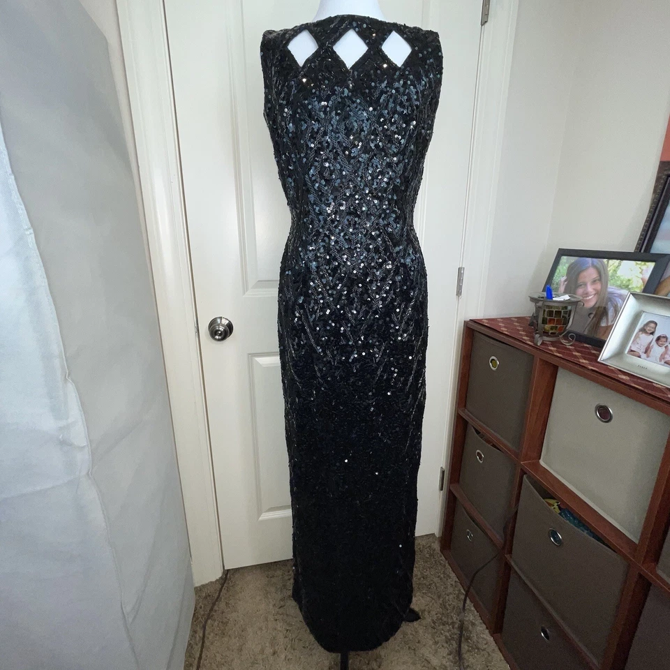 Vestido largo con cuentas de lentejuelas negro sin mangas corte de diamante cuello barco Foto 2 de 4
